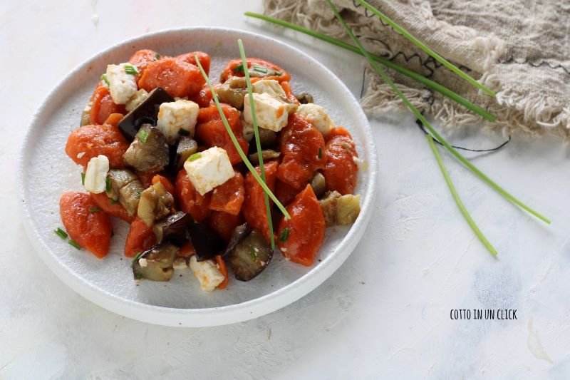 ñoquis de pimientos con berenjenas feta y cebollino