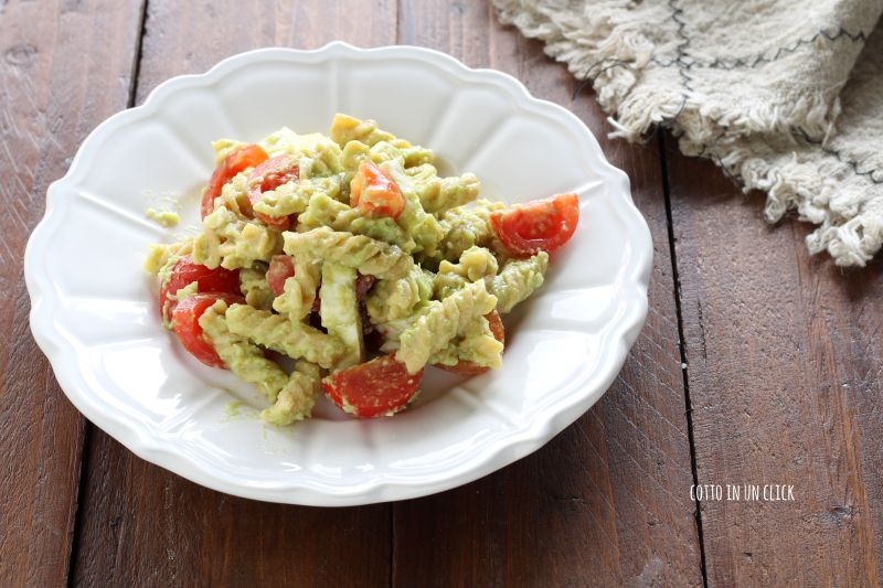 Pasta con crema de aguacate y tomates cherry