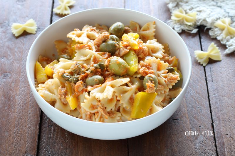 Pasta con crema de pimientos y atún