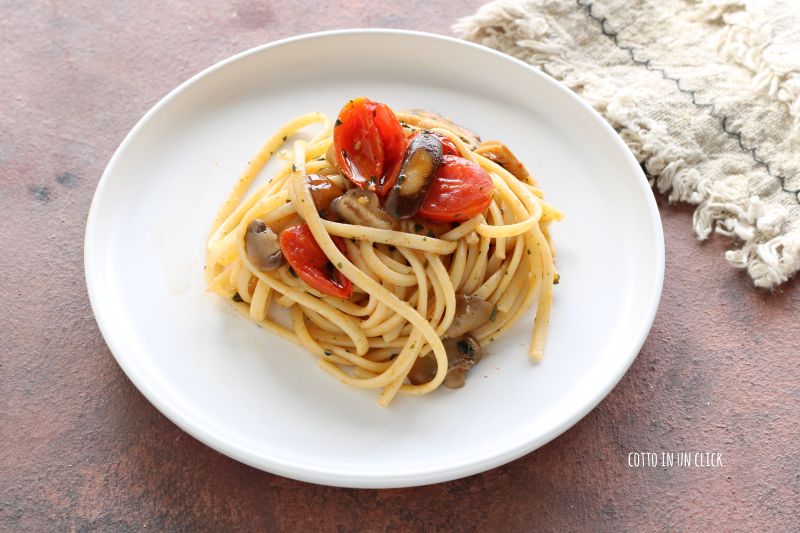 Pasta con setas y tomatitos