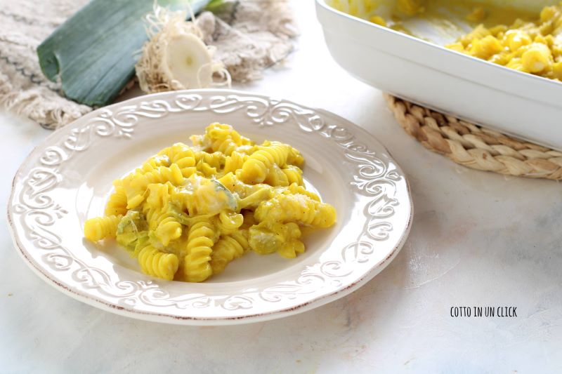 pasta puerros, gorgonzola y azafrán al horno
