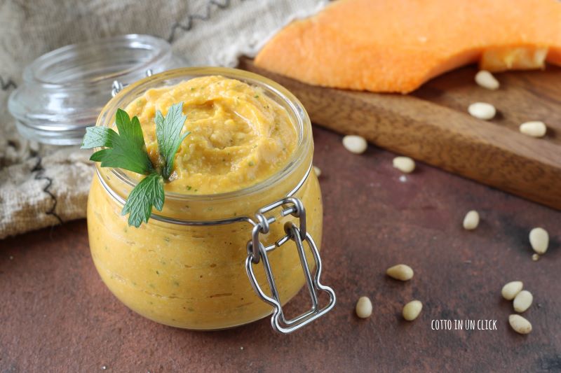 pesto de calabaza receta fácil para untar crostini o para condimentar un plato de pasta