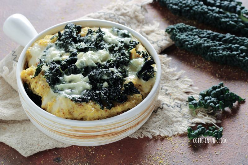 Polenta con col rizado y gorgonzola