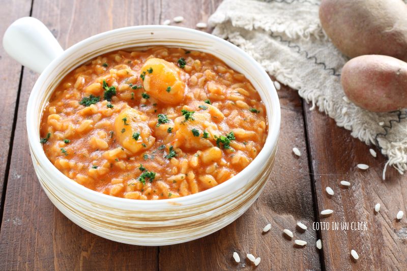 risotto al tomate y patatas en olla a presión