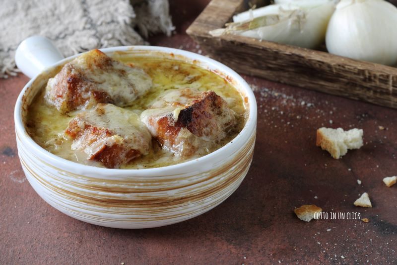 sopa de cebolla en olla a presión