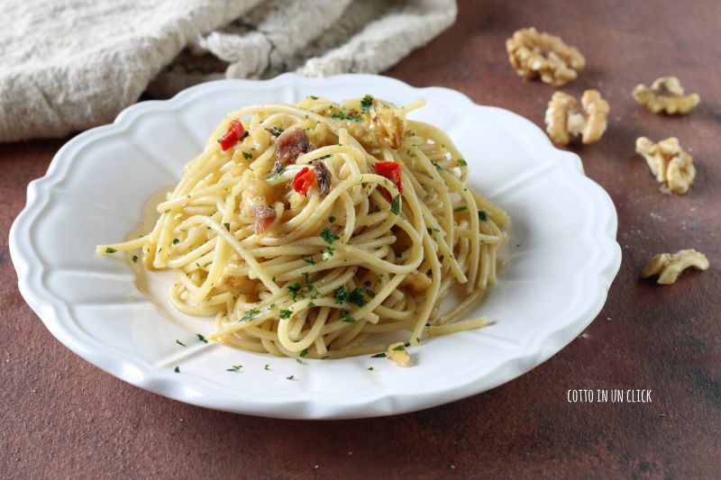spaghetti con anchoas y nueces receta rápida y deliciosa