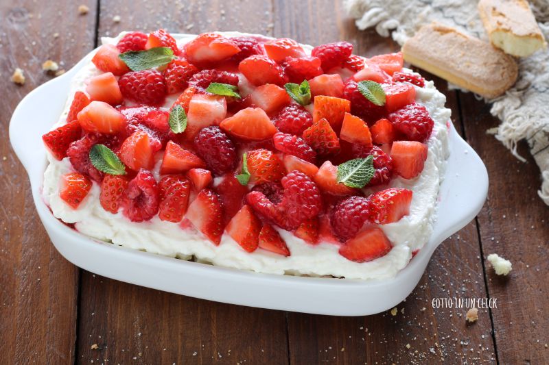 Tiramisú con frutas del bosque sin huevos