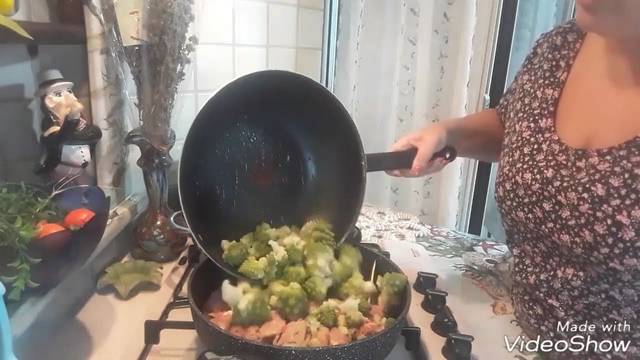 Bocaditos de jamón, pollo y col romanesca