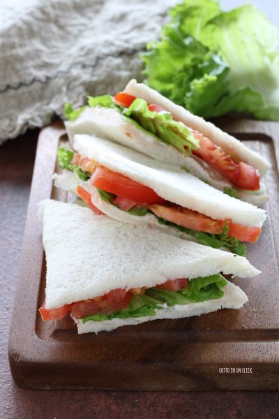 pincha el sándwich con cuatro palillos y sirve