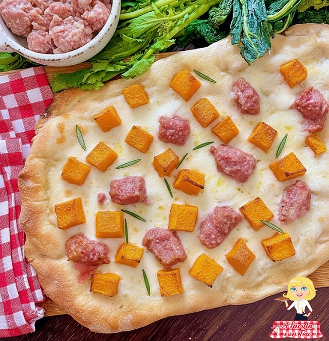 PIZZA BLANCA CON CALABAZA Y SALCHICHA