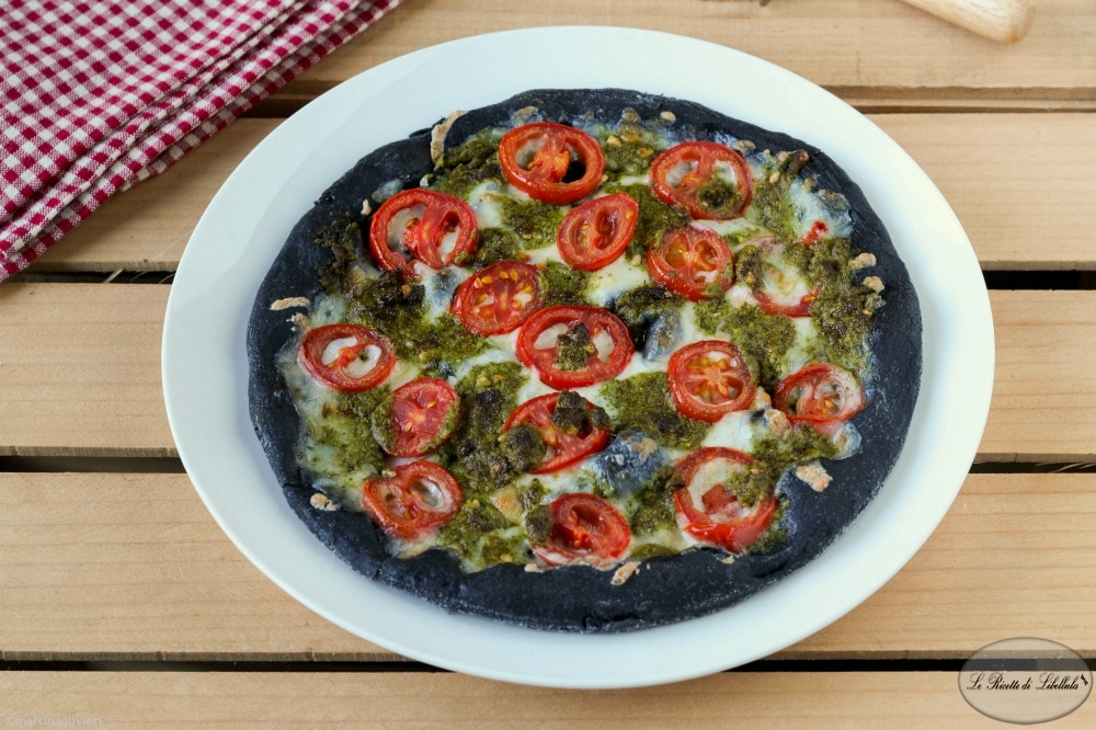 Pizza negra con pesto y tomatitos