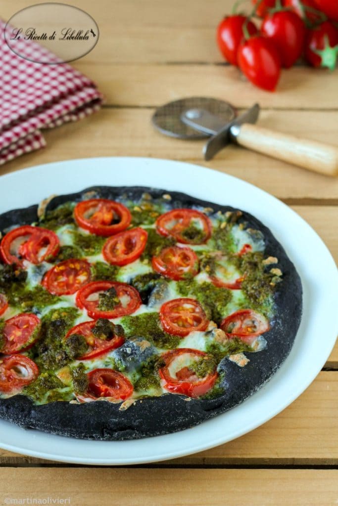 Pizza negra con pesto y tomatitos