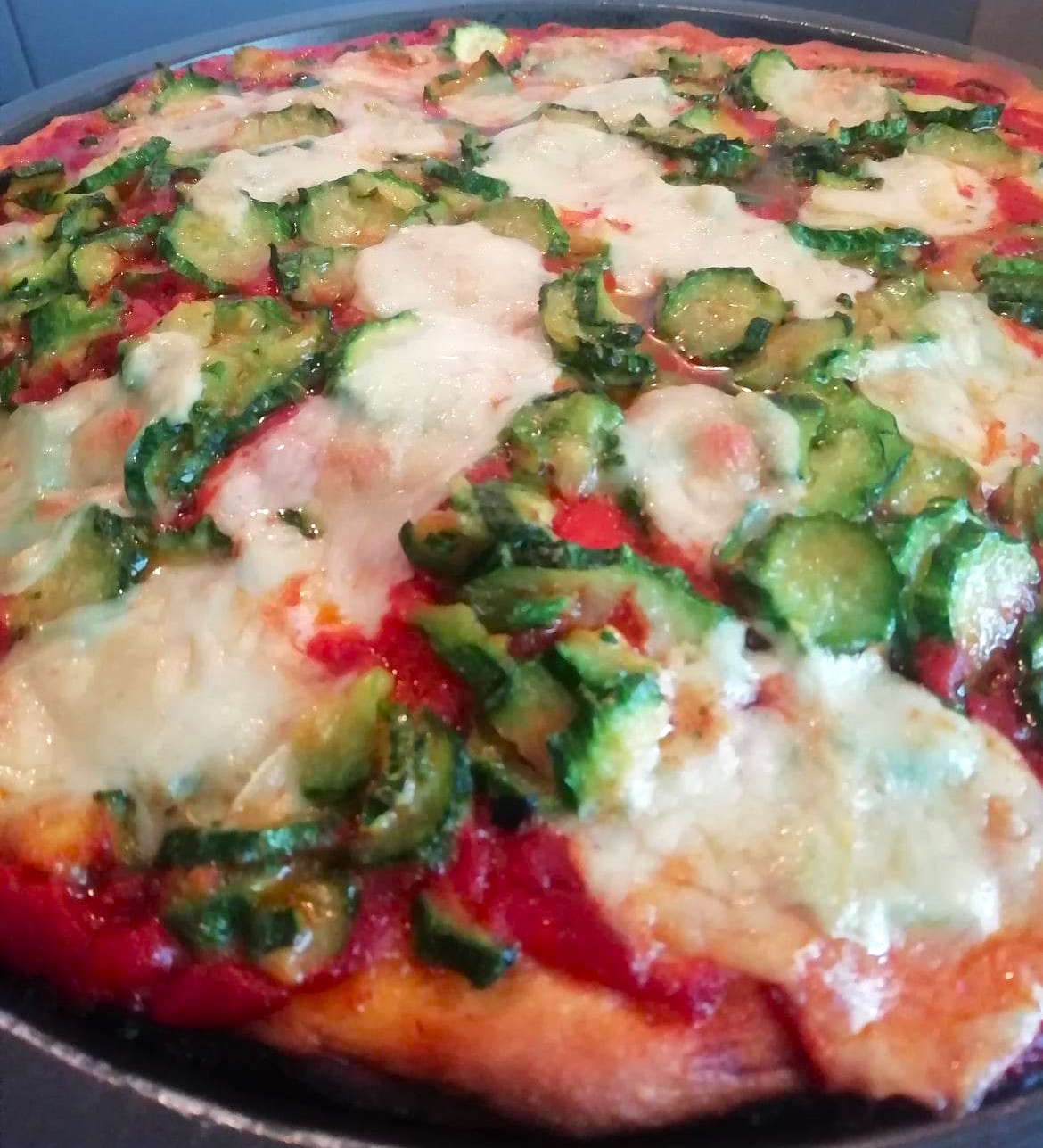 PIZZA AL PIATTO con calabacines y mozzarella de soja vegana