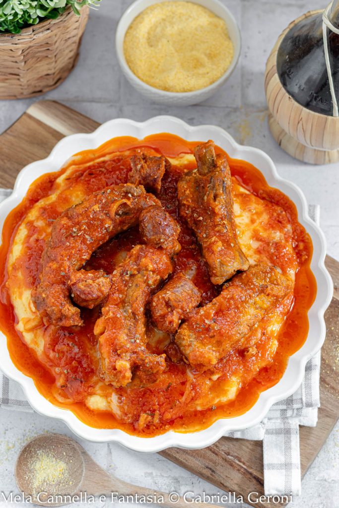 polenta con salsa de salchicha