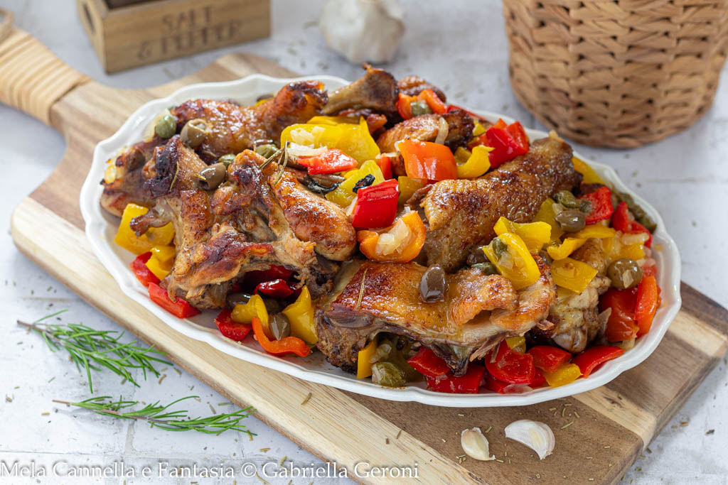 Pollo con pimientos, alcaparras y aceitunas cocido en sartén