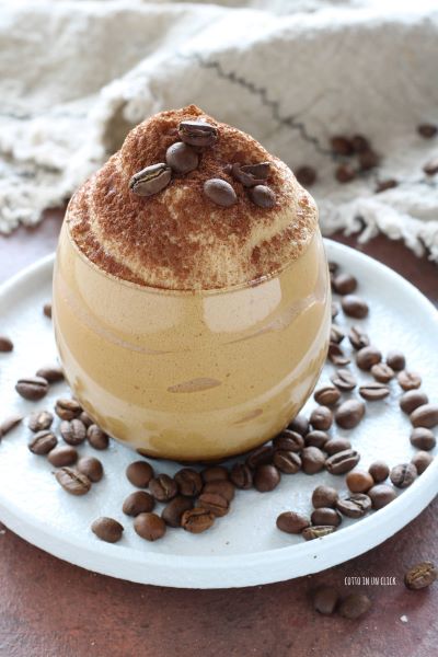 pon la crema en los vasos y decora con cacao amargo y granos de café