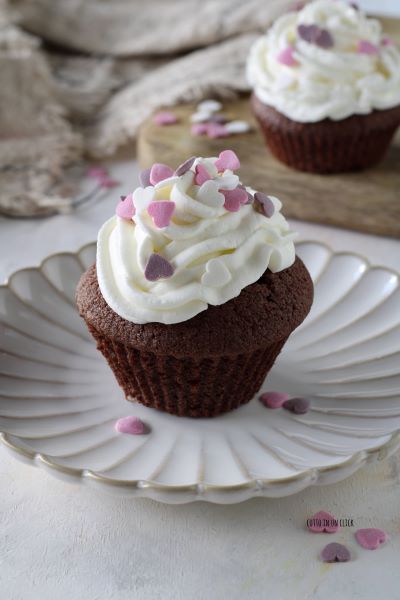 preparad la crema con nata y mascarpone, distribuidla sobre los cupcakes y decorad con fideos de colores