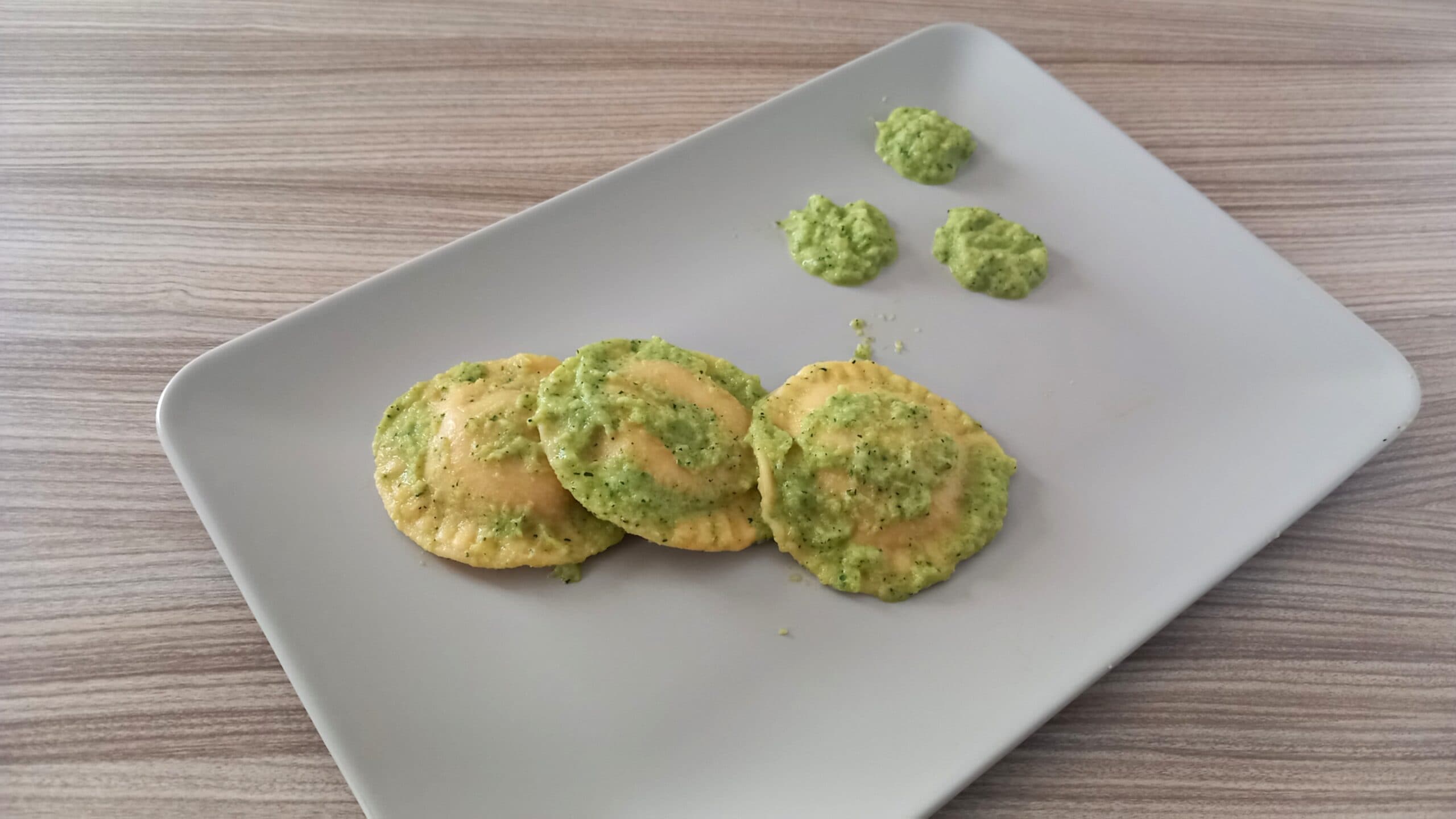 Raviolis de atún y patatas, con pesto de calabacín
