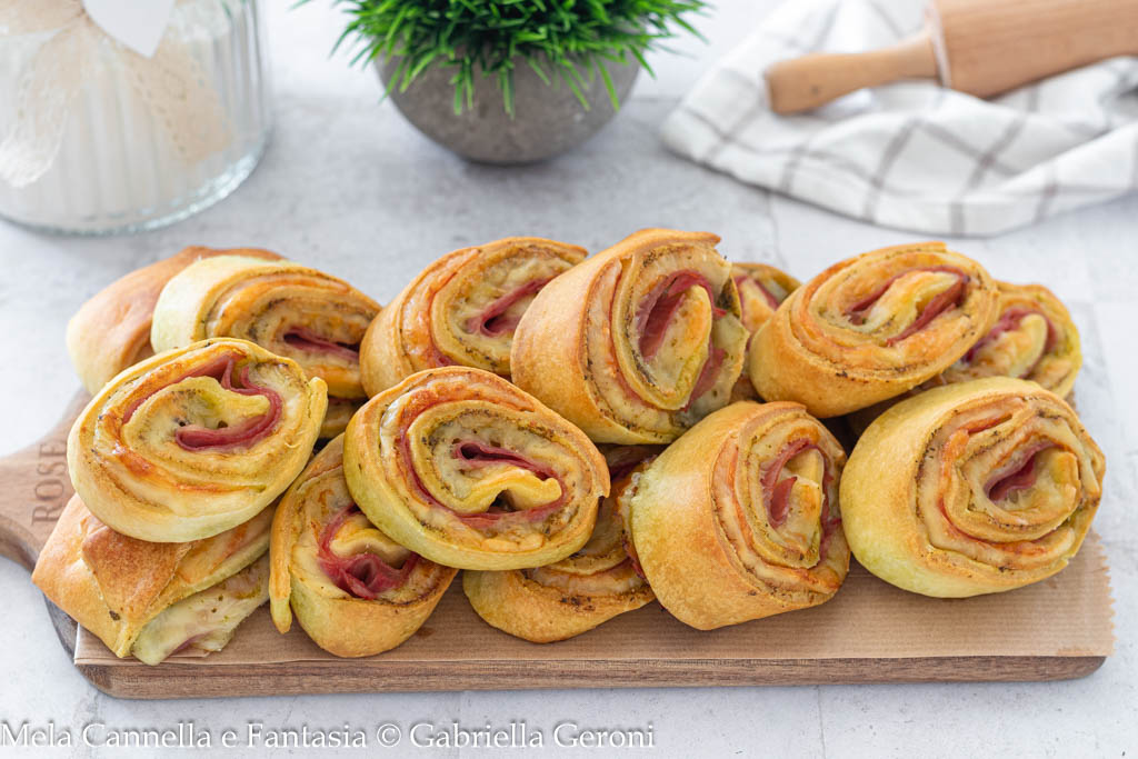 Rollitos de pizza al pesto con jamón cocido y queso
