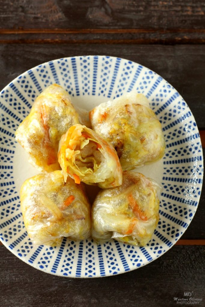 Rollitos de papel de arroz con col y hinojo especiado