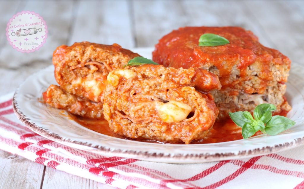 rollo de carne relleno con salsa