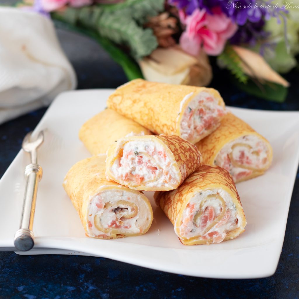rollo de crepes con salmón y queso stracchino