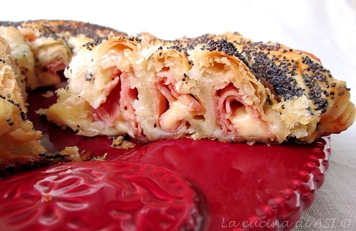 Rollo de hojaldre relleno