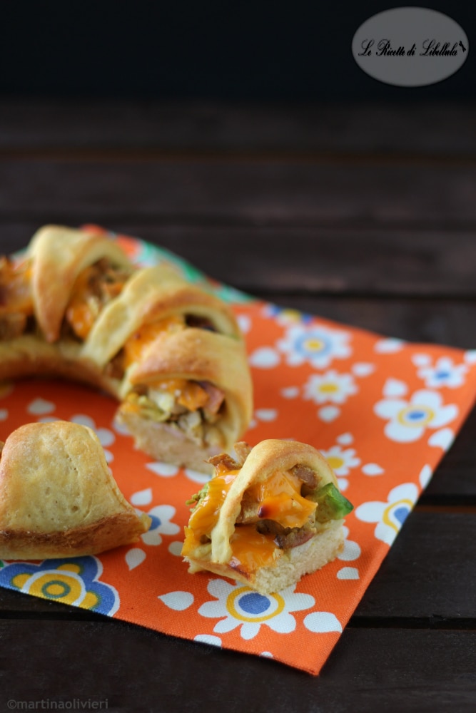 Rosca de pan brioche con pavo y aguacate