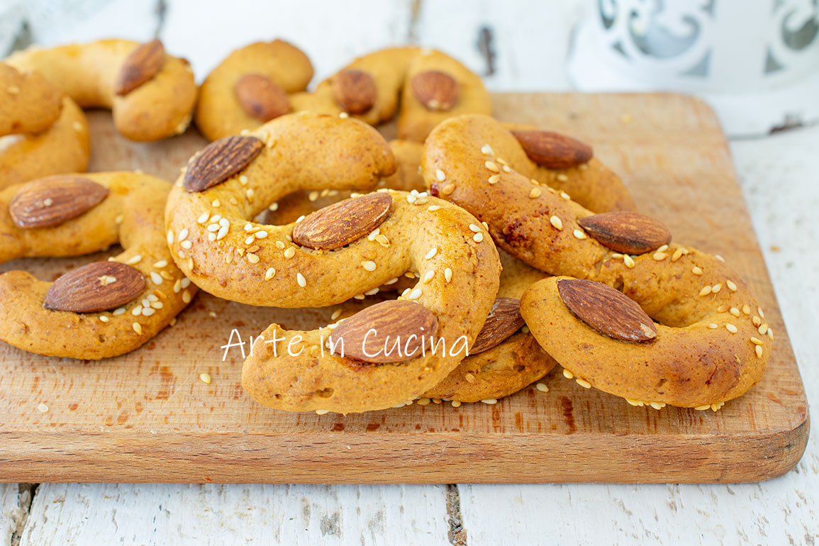 Sabidurías napolitanas dulces con almendras y miel