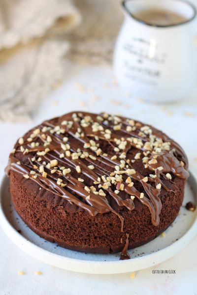 saca la tarta de cacao, deja enfriar y decora con crema de untar y granillo de avellanas