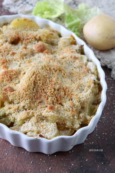 sacad del horno la col lombarda con las patatas y servid