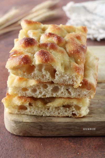 sacad la focaccia del horno, porcionadla y servidla