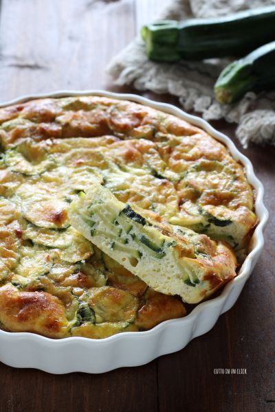 sacada del horno, cortada en rodajas y servida en la mesa