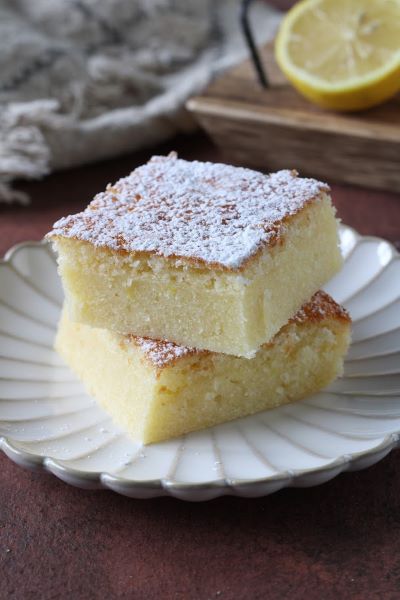 sacada la tarta del horno, cortarla en cubitos y espolvorear con azúcar glas antes de servir