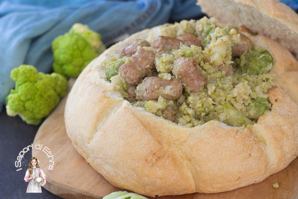 Salchicha y brócoli en tazón de pan