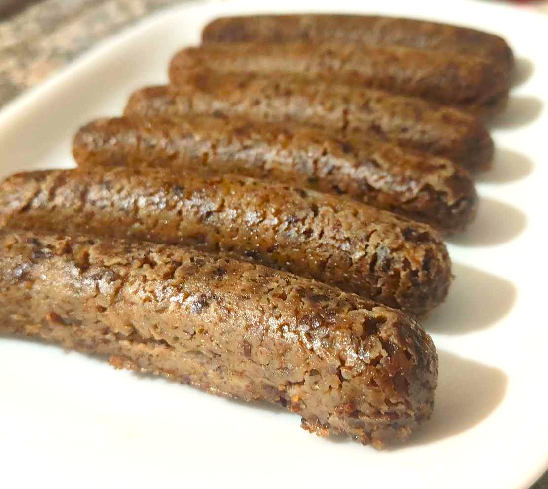 SALCHICHAS VEGANAS DE GARBANZOS NEGROS, Patatas y Nueces – Receta Fácil y Deliciosa