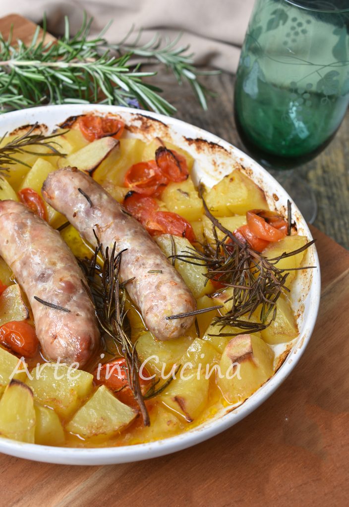Salchichas al horno con patatas a la napolitana