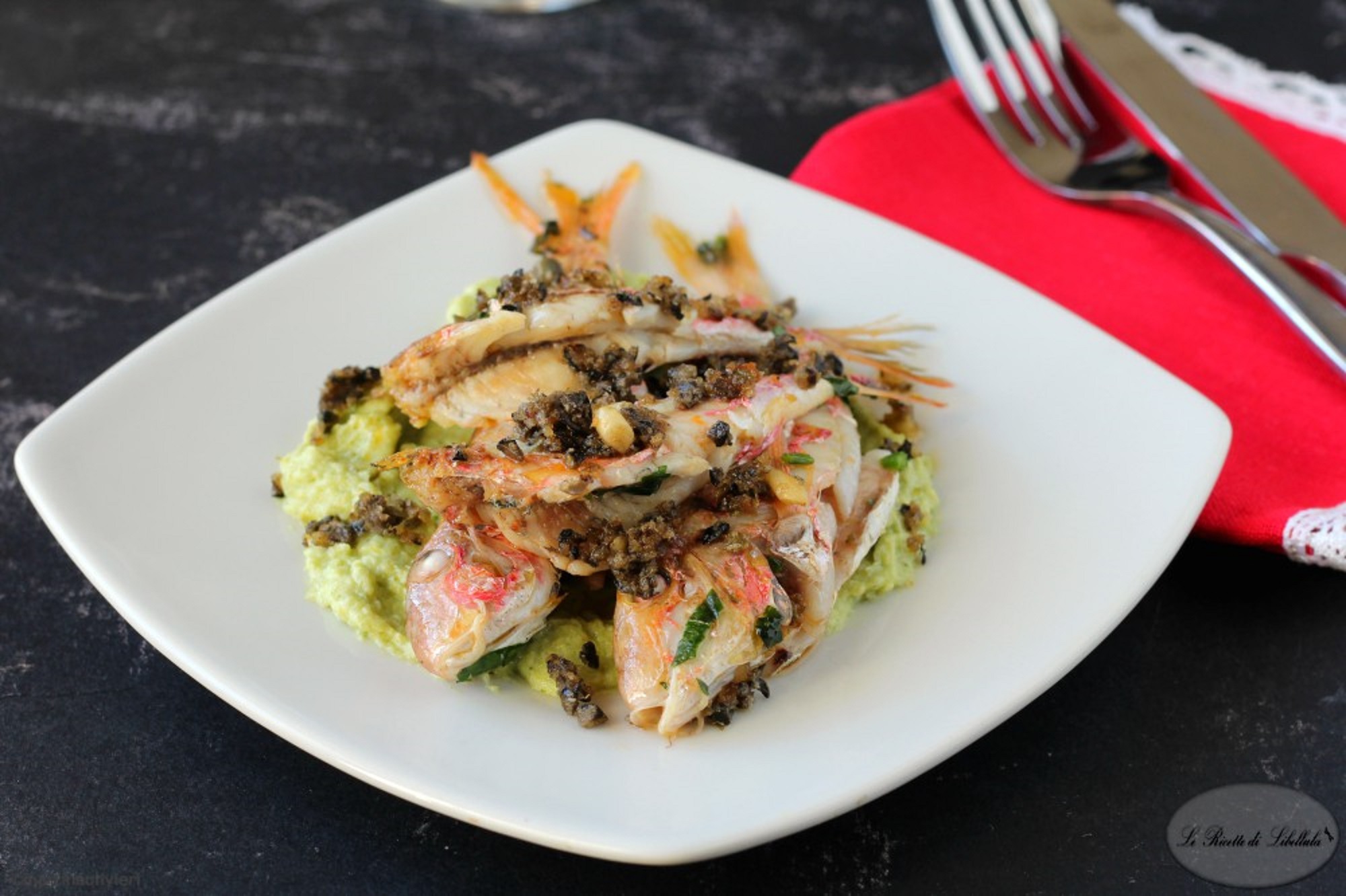 Salmonetes con crema de brócoli y pan rallado de aceitunas