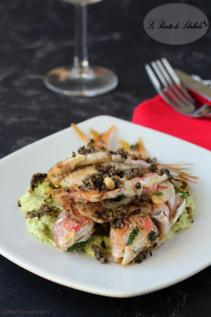 Salmonetes con crema de brócoli y pan rallado de aceitunas