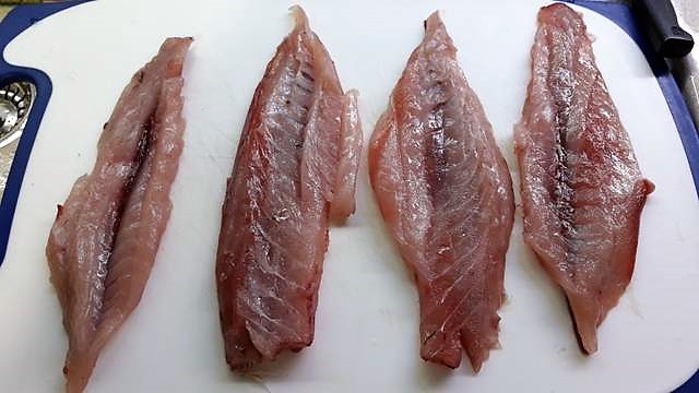 Filetes de pescado con cebolla caramelizada