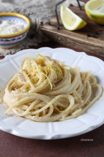 servid los espaguetis con ralladura de limón y una pizca de pimienta