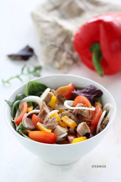 servida la ensalada de pollo