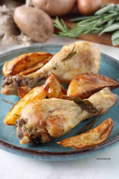 sirve el pollo con patatas cocido en freidora