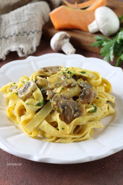 sirve la pasta con pesto de calabaza y setas