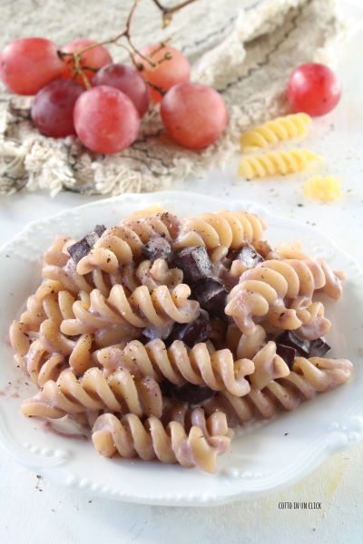 sirve la pasta con una generosa espolvoreada de pimienta