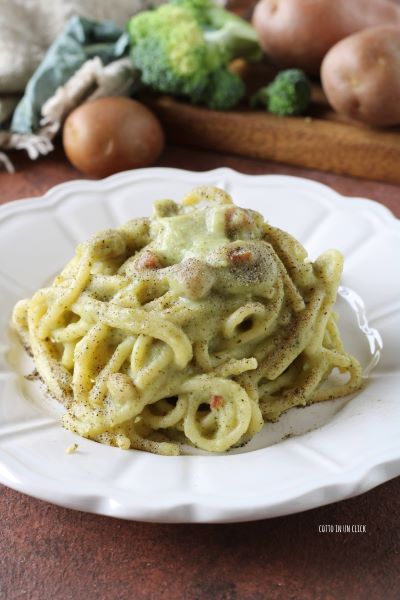 sirve la pasta con una pizca de pimienta