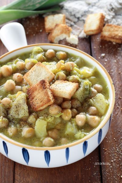 sirve la sopa con los crutones de pan y una pizca de pimienta