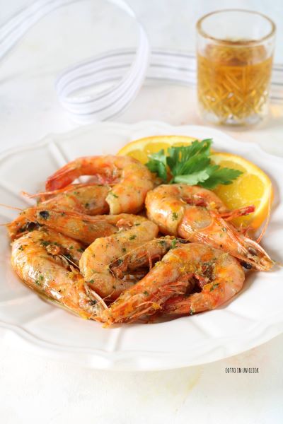 sirve las gambas con cáscara de naranja y perejil picado