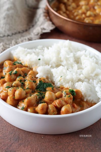 sirve los garbanzos al curry con cilantro fresco picado y arroz pilaf