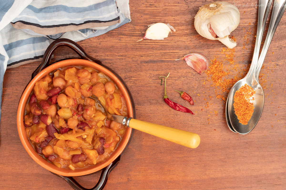 Sopa con judías, patatas y col